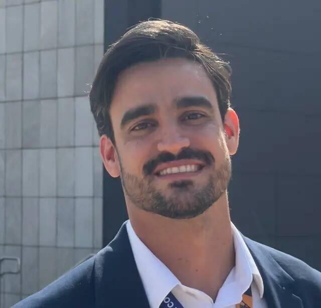 Cálices de privilégio e copos de plástico: quando o macro ignora o ralo da execução